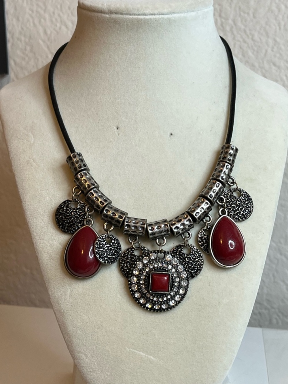 Premier designs red cabochon rhinestone leather tone leather cord necklace 21”